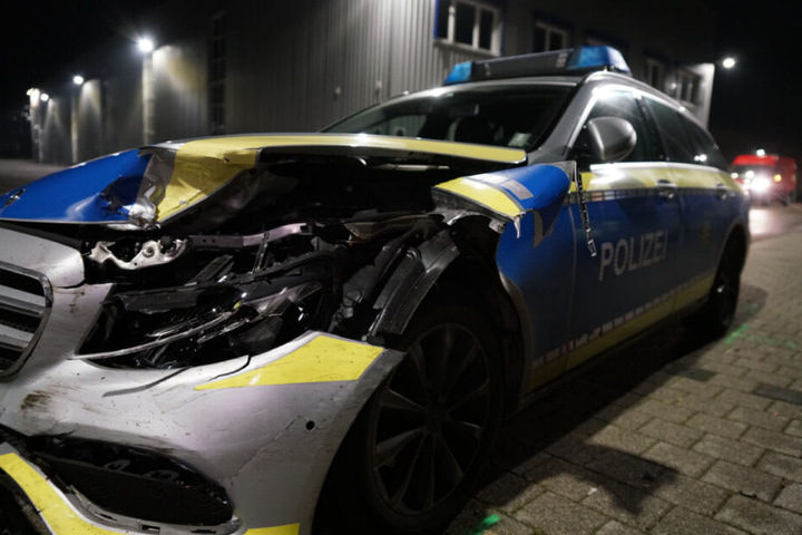 Die Schäden am Streifenwagen sind nicht zu übersehen.