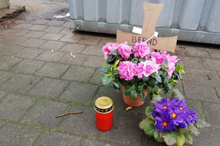 Mit einem Kreuz aus Pappe wird dem verstorbenen Bernd am Neumarkt gedacht.