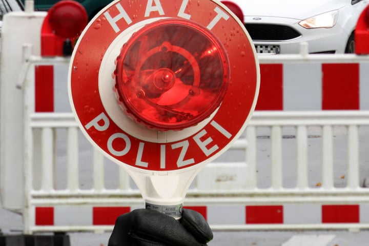 Die Fahrbahnen wurden von der Polizei gesperrt (Symbolbild).