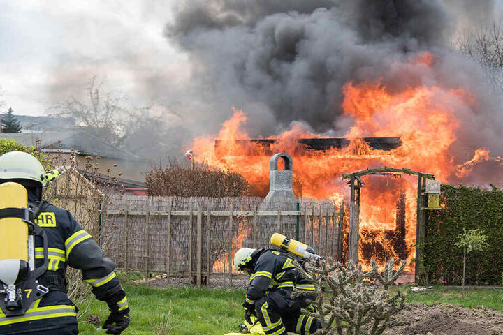 Als die Feuerwehr eintraf, stand die Laube in Vollbrand.