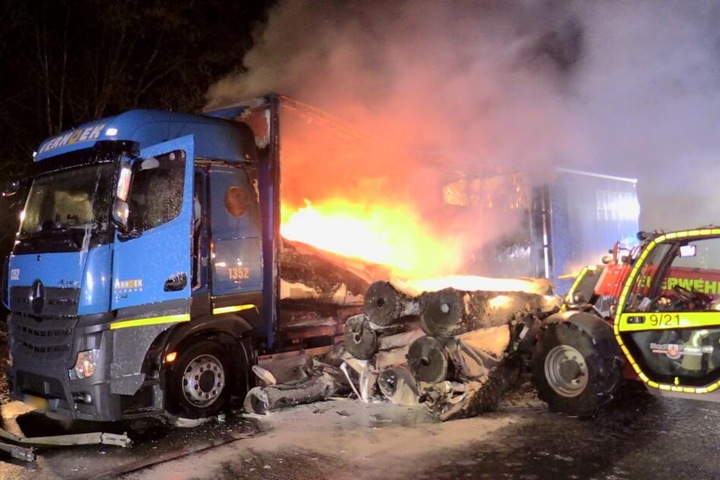 Auf der A3 stand am Montagmorgen ein Lkw in Flammen.