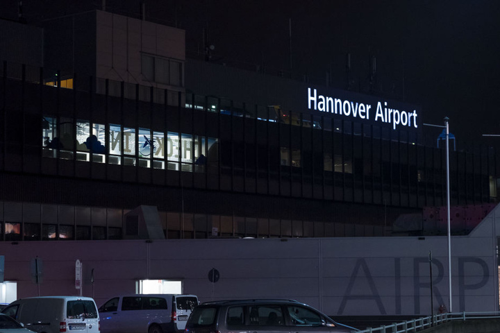 Am Flughafen in Hannover wurde am späten Abend ein verdächtiges Paket gefunden, der Airport musste daraufhin gesperrt werden.