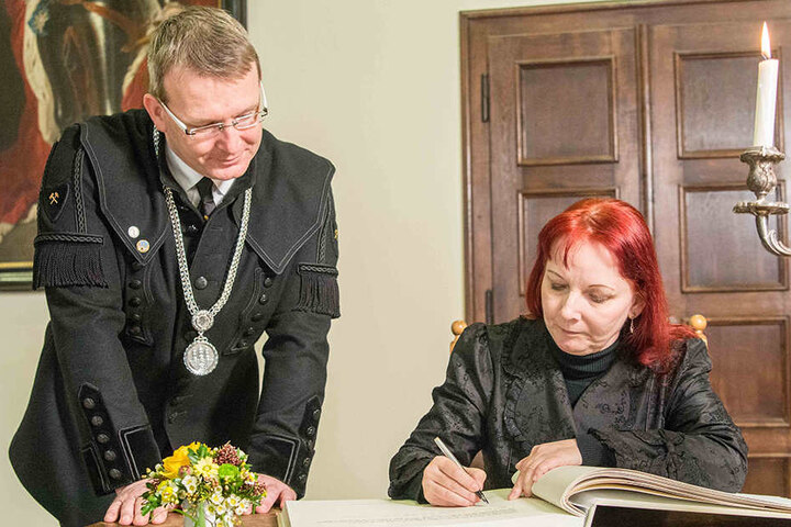 Die Stadt Freiberg, ihr langjähriger Wohnort und Hauptschauplatz der
"Hebammen"-Romane, ist stolz auf Sabine Ebert: Im März 2016 ließ
Oberbürgermeister sie sich ins Goldene Buch der Stadt eintragen.