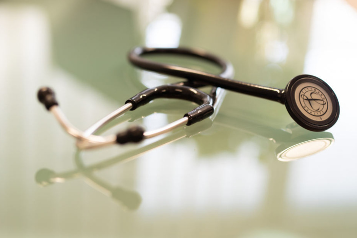 Der 38-Jährige falsche Psychotherapeut gab sich als als "Doktor med." und "Diplom-Psychologie" aus. (Symbolbild)