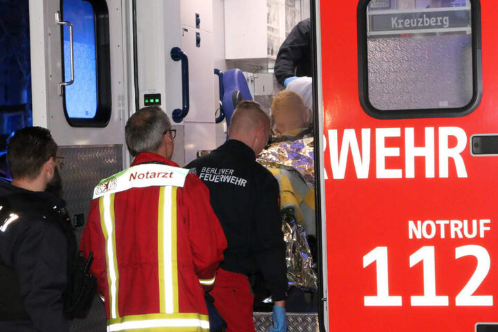 Als die Rettungskräfte eintrafen, hatten zwei junge Männer den Mann bereits aus der Spree gezogen.