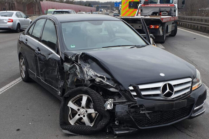 Der Reifen und die Radaufhängung des Mercedes wurden völlig verbogen.
