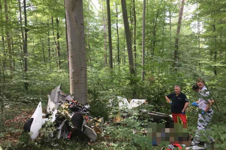Das Flugzeug, das bei Nürtingen nahe Esslingen abgestürzt war.