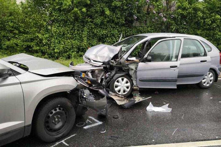 Der Citroen wurde bei dem Frontalzusammenstoß enorm beschädigt.