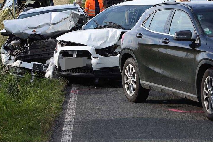 Fünf PKW und ein LKW waren an dem Massencrash beteiligt.
