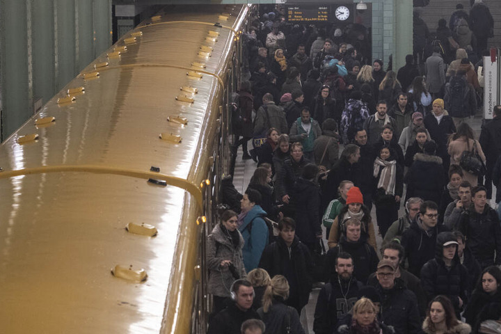 Bilder, die man vermeiden will: Die BVG will fast minütlich sämtliche U-Bahnen verkehren lassen.