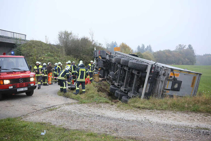 Der Lkw-Fahrer geriet mit seinem Gefährt in einen Entwässerungsgraben und kippte um.