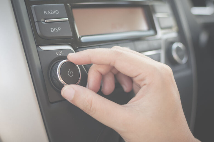 Der Unfallfahrer hatte den Crash wegen der lauten Musik in seinem Auto nicht bemerkt. (Symbolbild)