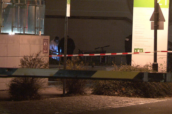 Der Koffer wurde erst einmal begutachtet, bevor er geröntgt wurde. Hier stehen die Experten um das Gepäckstück herum.