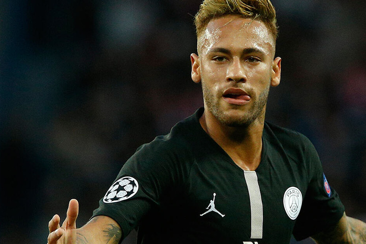 Neymar wartet auf die Einigung der beiden Klubs. Ein Verbleib in Paris würde wohl weitere Eskapaden mit sich bringen.