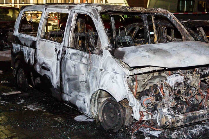 Das Foto zeigt eines der komplett zerstörten Autos.
