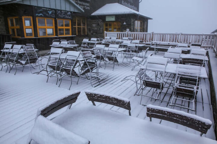 Schon am Donnerstagnachmittag lag eine leichte Schneedecke auf dem Fichtelberg.