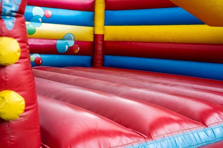 Neben einer Hüpfburg können die Kinder auch Bullenreiten und Riesen-Dart spielen. (Symbolbild)
