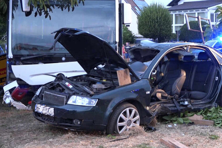 Das Foto zeigt den Bus und den Audi, die an dem Unfall beteiligt waren.