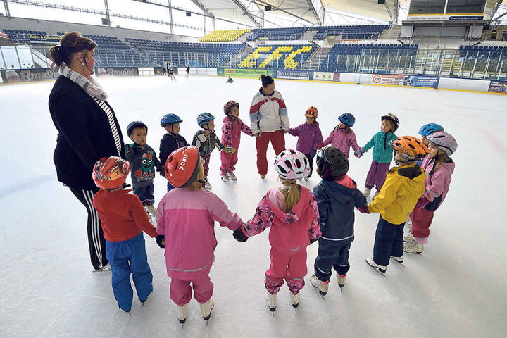 Für sie ist jetzt schon Winter: Eine Kinder-Trainingsgruppe übt fleißig im Chemnitzer Eissportzentrum.