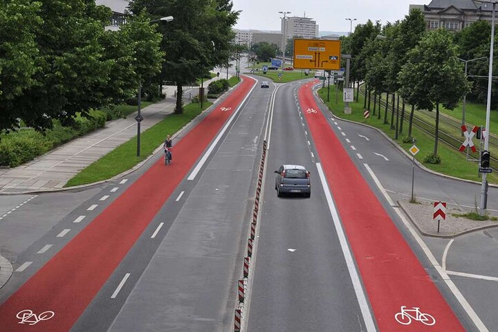 Zukunftsmusik: die Albertstraße mit zwei Radspuren. Die Spur links (vom Carolaplatz zum Albertplatz) wäre zuerst gebaut worden.