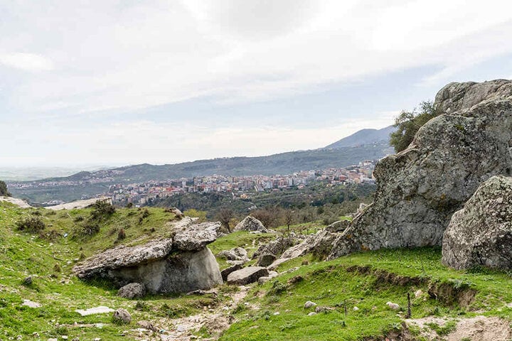 Landschaft aus Höhlen und Felsen nahe Policastro, Italien.