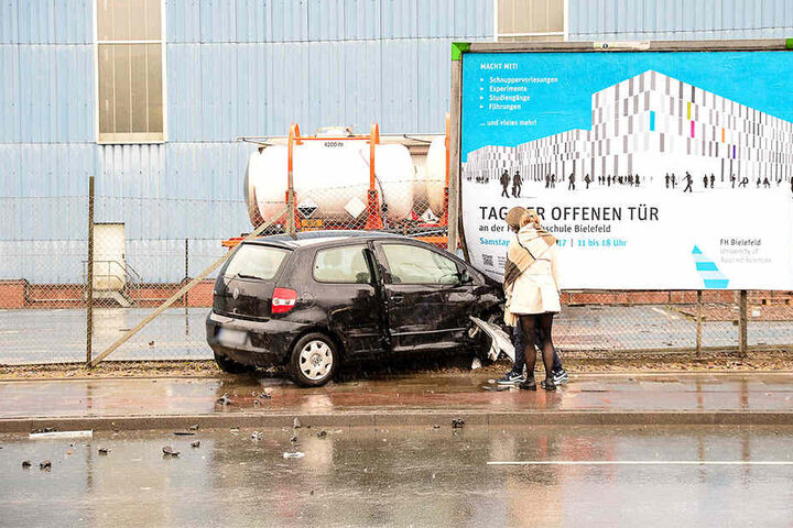 Der VW durchbrach zudem dem Zaun der Firma Stockmeier Chemie.