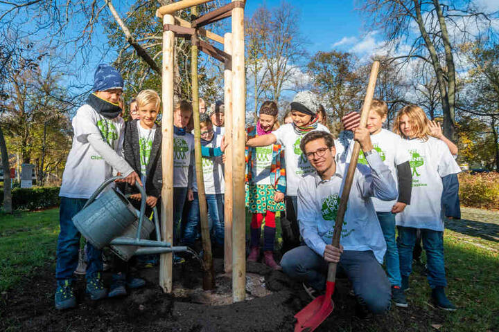 Zusammen mit Kindern pflanzte Finkbeiner einen Baum.
