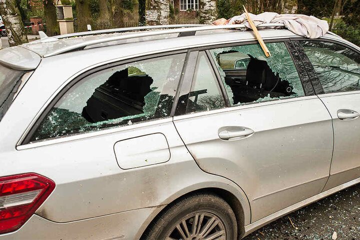 Das Ausmaß der Beschädigung ist immens. Sogar nahestehende Autos wurden zerstört.
