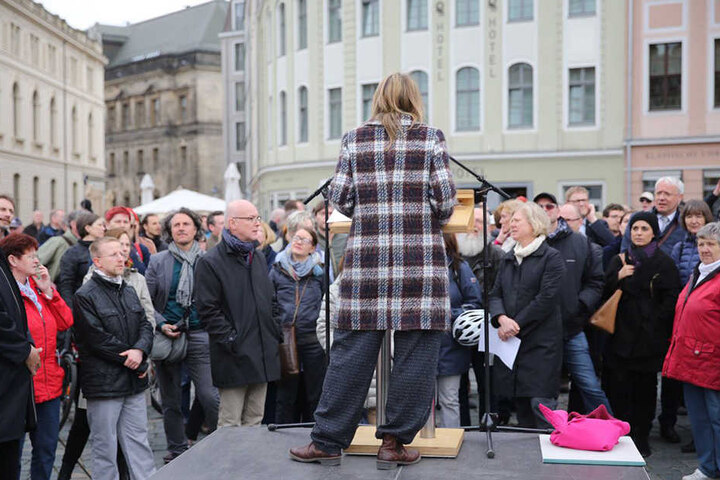 Die Dresdner Kulturbürgermeisterin Annekathrin Klepsch (39, Linke) sprach zur Einweihung ein paar eröffnende Worte.