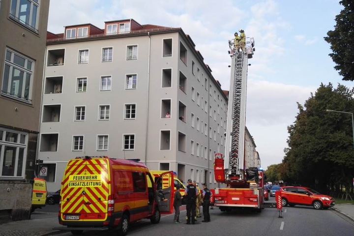 Das Käthe-Kollwitz-Ufer musste für den Einsatz zeitweise voll gesperrt werden.