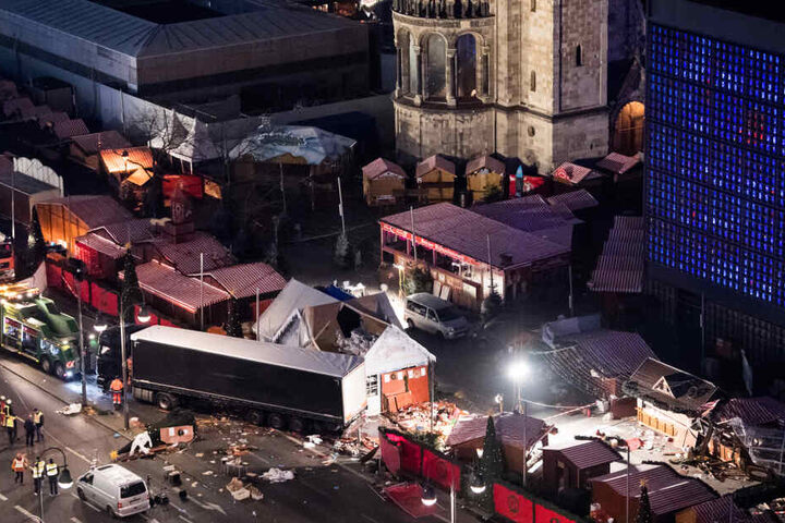 Am 19. Dezember raste der Attentäter Anis Amri auf den Weihnachtsmarkt am Berliner Breitscheidplatz und tötete elf Besucher.