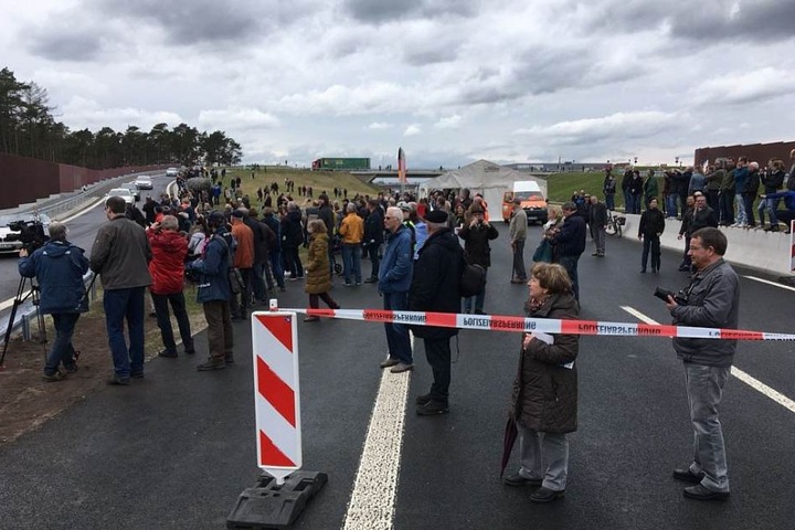 Kurz vor 15 Uhr durften die ersten Autos über das neue Teilstück der A33 fahren.
