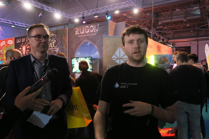 Nicolas Marschall (r.) von Glaucus Games bei der Vorstellung des neuen Indie-Spiels "Rugon".