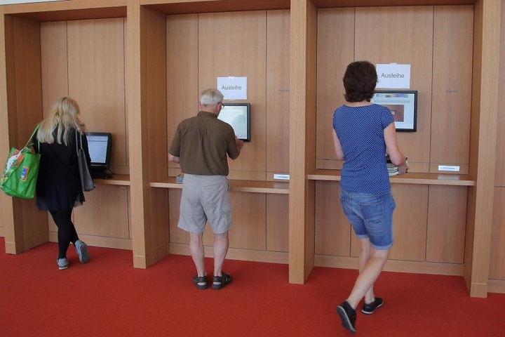 In der Bibliothek hängen noch etliche Zettel zur besseren Orientierung aus.