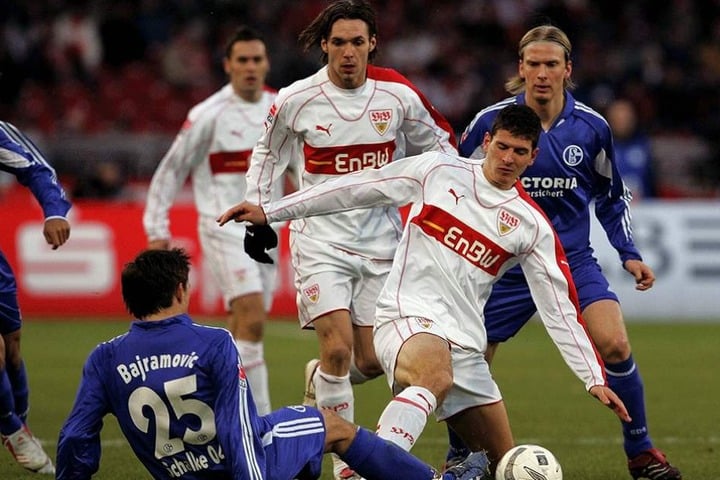 17. Dezember 2005, Bundesliga-Spiel gegen Schalke 04: Mario Gomez (vorn/weißes Trikot) und Christian Tiffert zusammen in der Mannschaft des VfB Stuttgart.