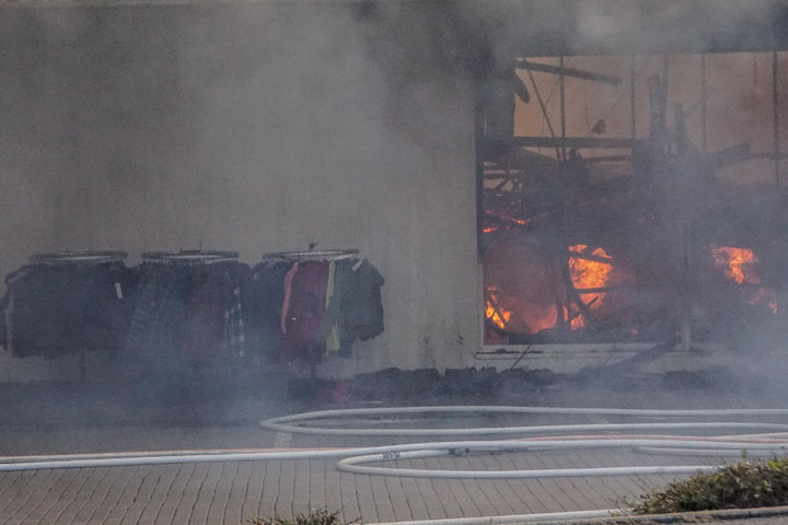 Diese Kleidungsstücke wurden zwar vor den Flammen gerettet - aber können sie noch verkauft werden?