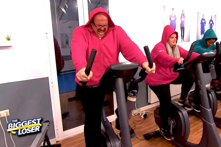Mario quält sich auf dem Hometrainer. Er strampelt und schwitzt sich die Pfunde ab.