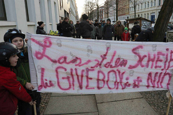 Jung und Alt trafen sich bei der Demo für den Erhalt der beliebten Verschenke-Kiste.