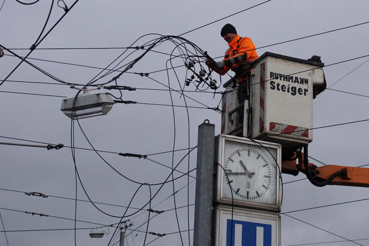Auch Oberleitungen verschonte der Sturm in Stuttgart nicht.