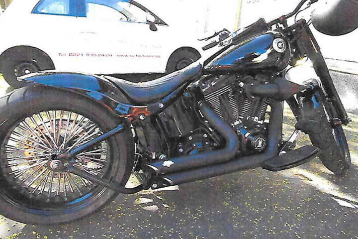 So sieht die gesuchte Harley von der Seite aus.