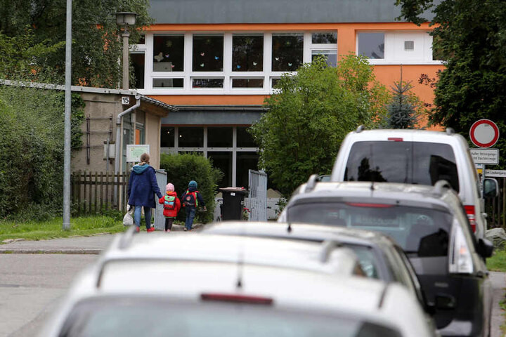 Die Kita „Am Laubengang“. Klingt romantisch, aber Falschparker verstopfen oft die schmale Straße, was im Ernstfall zur Katastrophe führen kann.