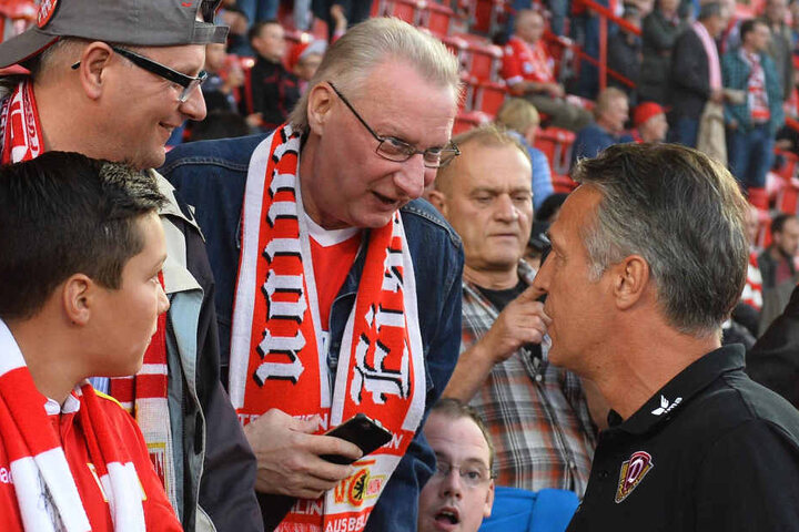 Dynamo-Trainer Uwe Neuhaus (r.) traf bei Union viele alte Bekannte und Freunde wieder.