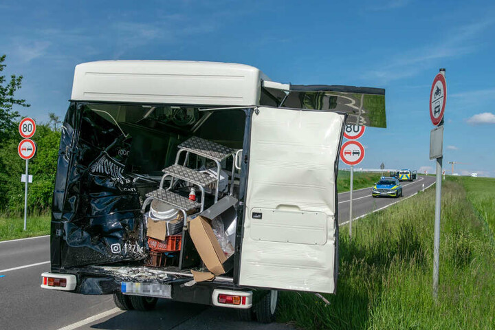 Der Motorradfahrer krachte in den Foodtruck.