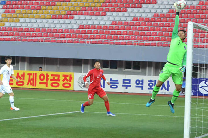 Eine Torraum-Szene im Kim-Il Sung-Stadion.