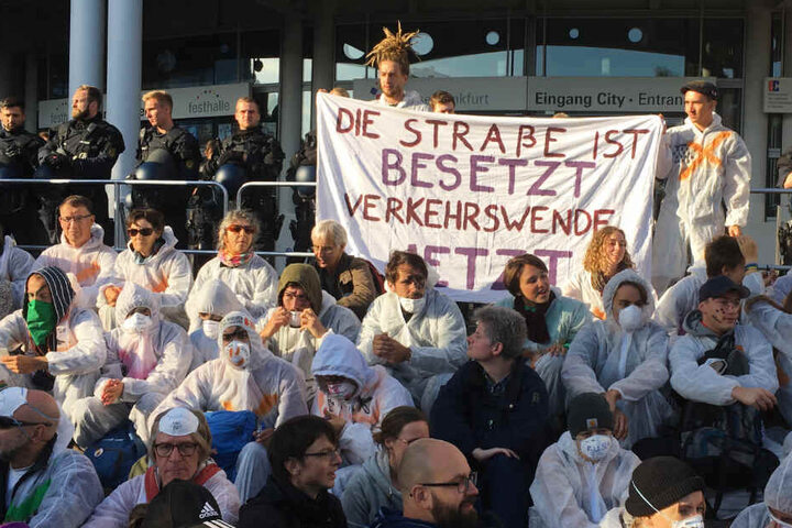Einen Tag nach der Demonstration wurde die IAA 2019 von politischen Aktivisten blockiert.