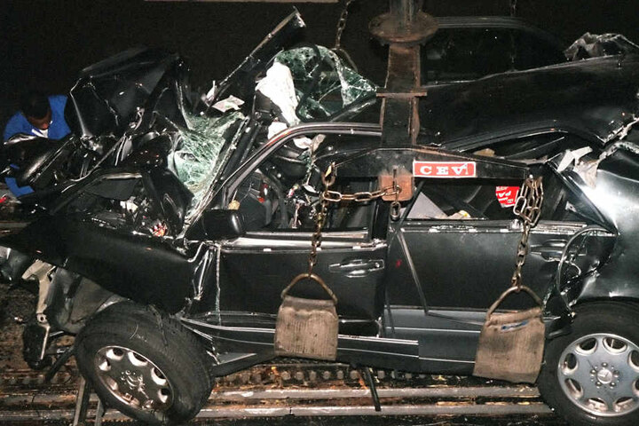 Das zertrümmerte Fahrzeug, in dem Prinzessin Diana und ihr Begleiter Dodi al-Fayed in Paris ums Leben gekommen sind.