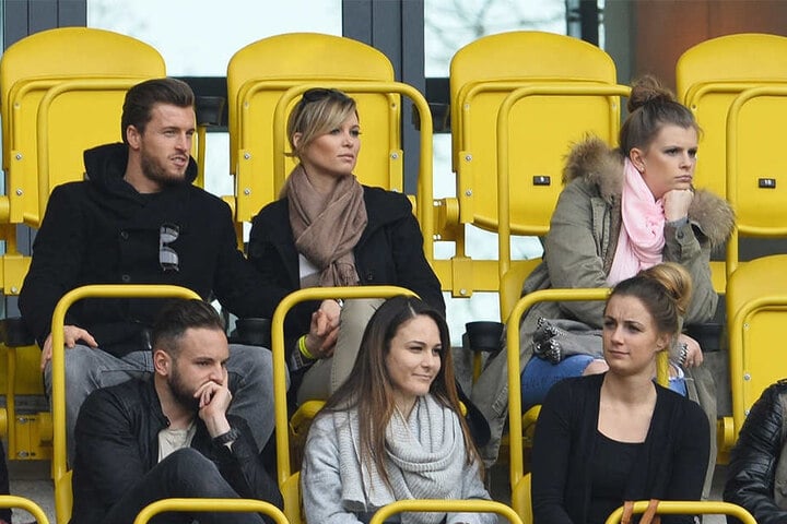 Hier sitzen die beiden noch Händchen halten auf der Tribüne im DDV-Stadion. Diese Bilder wird es von den beiden nun nicht mehr geben.