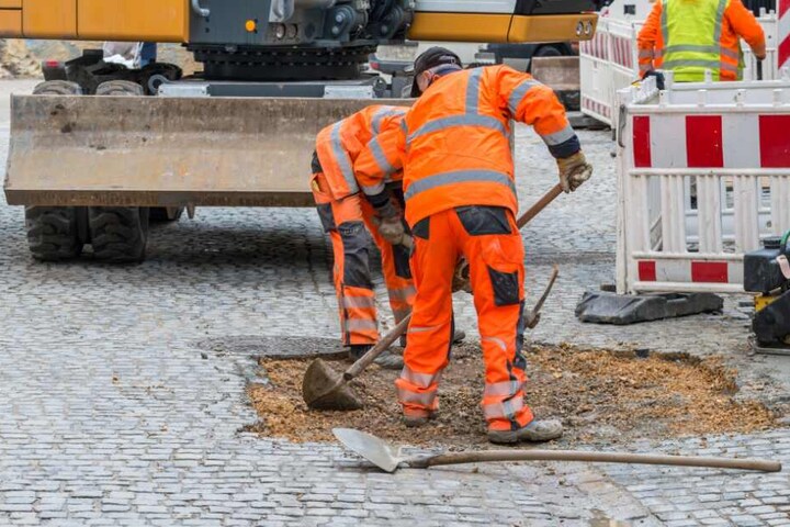 Einige Straßen müssen für die Bauarbeiten aufgebrochen werden. (Symbolbild)
