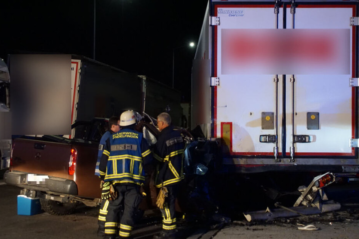 Feuerwehrleute an der Unfallstelle.