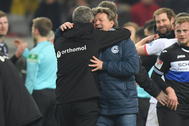 Jeff Saibene (r.) gratulierte Fortuna-Trainer Friedhelm Funkel nach dem Spiel.